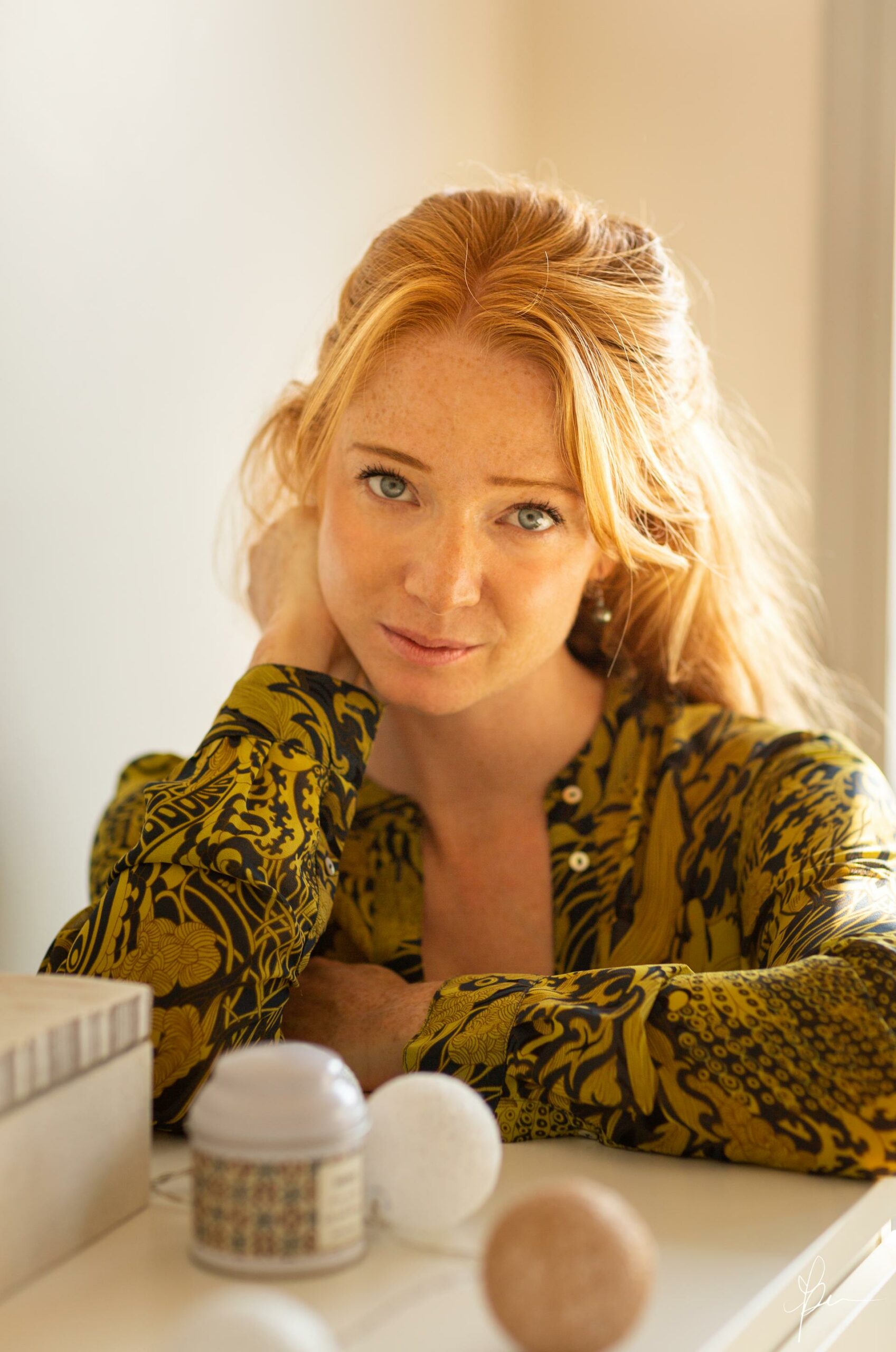 Portrait de femme enceinte rousse aux yeux bleus, en chemise, captée dans une ambiance intime et chaleureuse – séance grossesse par Krikor Motian